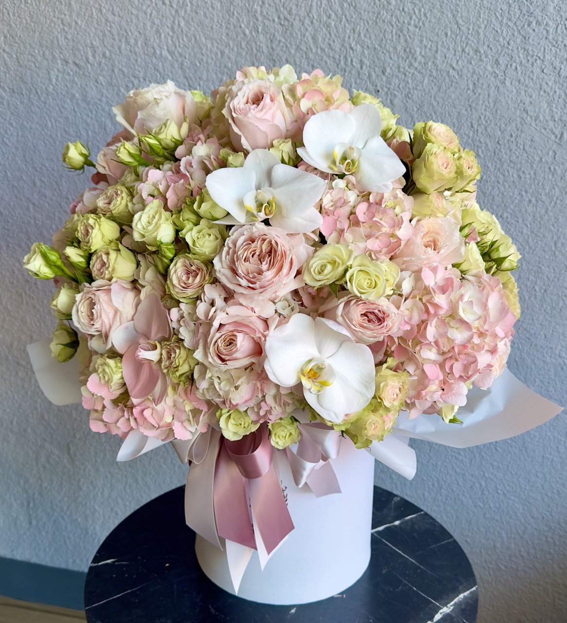 Flower arrangement "Blush Symphony" (includes hatbox)