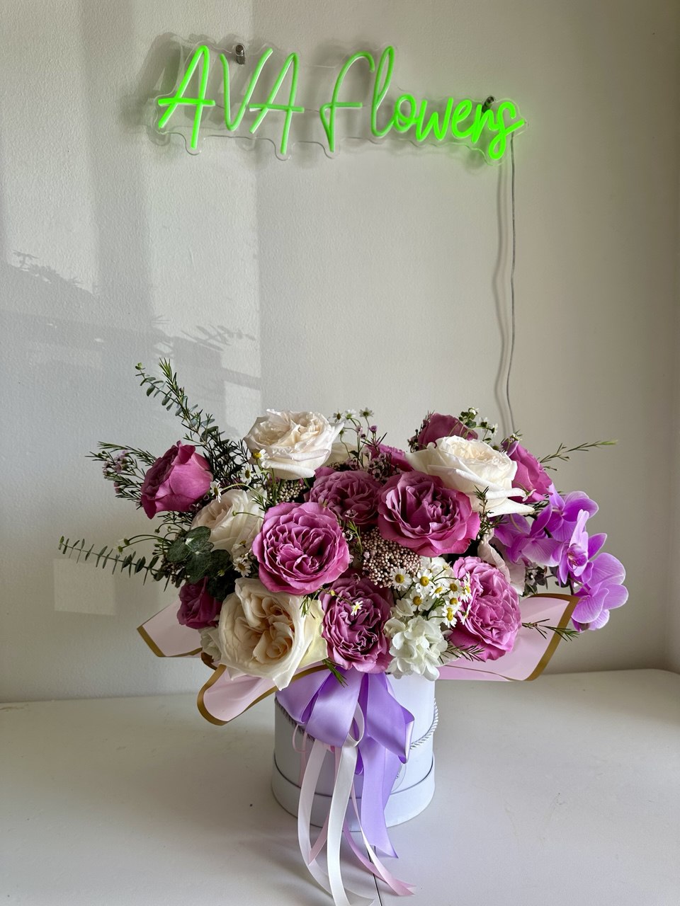 Flower arrangement "Aurora Hat Box" (includes hatbox)