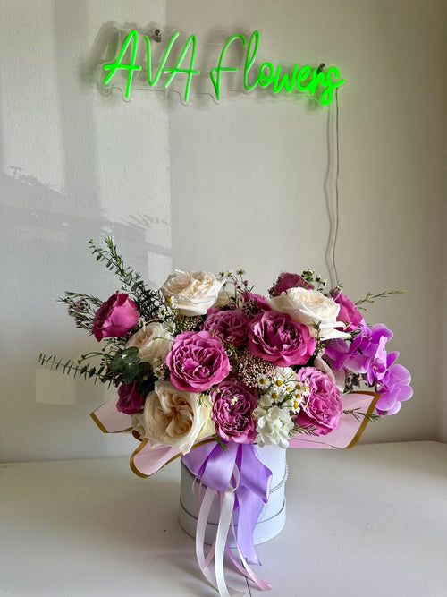 Flower arrangement "Aurora Hat Box" (includes hatbox)