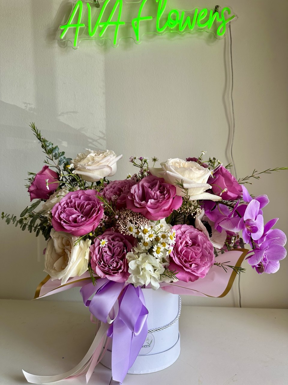 Flower arrangement "Aurora Hat Box" (includes hatbox)