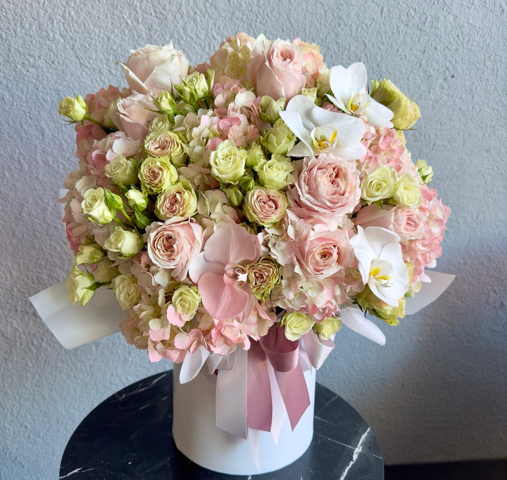 Flower arrangement "Blush Symphony" (includes hatbox)