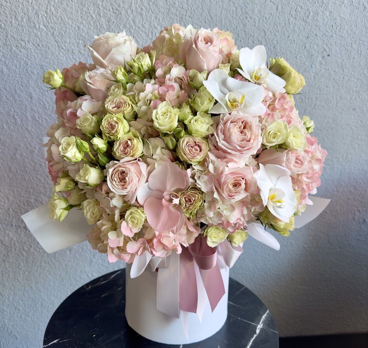 Flower arrangement "Blush Symphony" (includes hatbox)