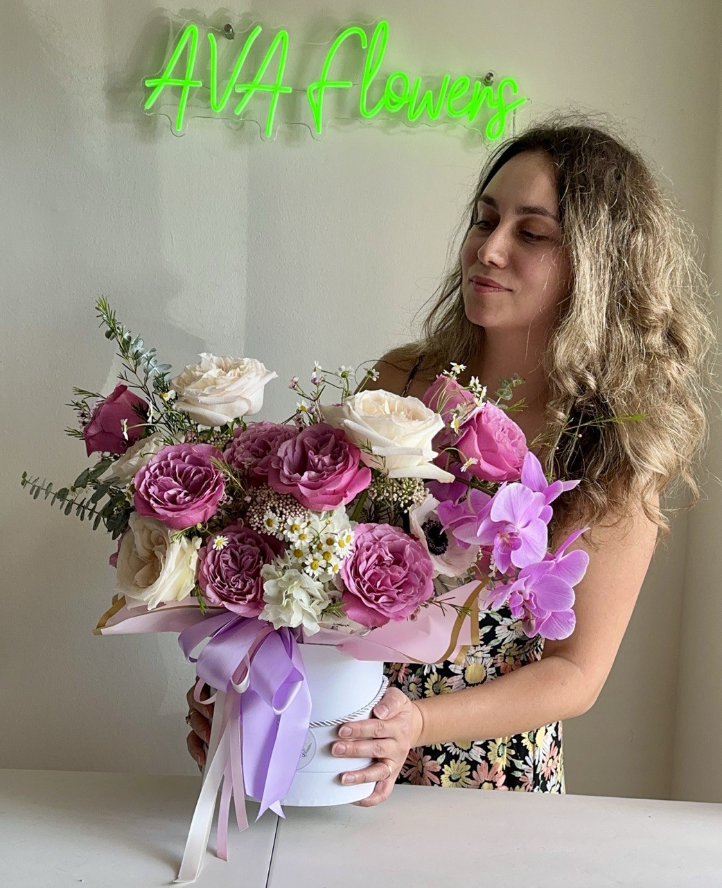 Flower arrangement "Aurora Hat Box" (includes hatbox)